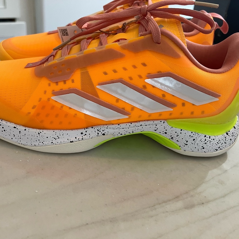 Women’s Adidas Avacort tennis shoe, a 7 1/2